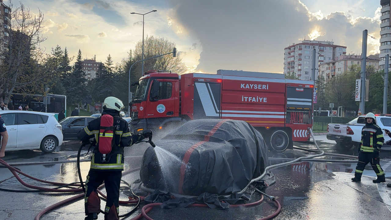 Kayseri’de alev alan elektrikli otomobil battaniyeyle söndürüldü