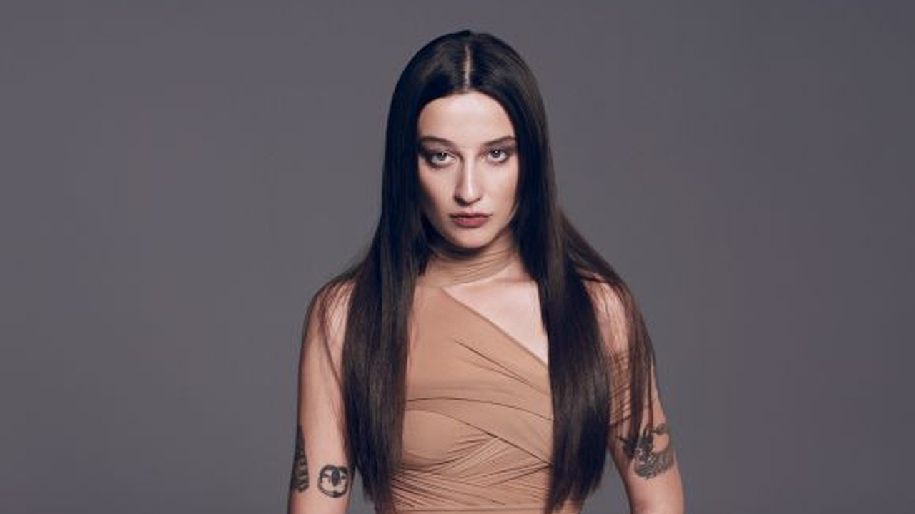 Melike Şahin saçlarını kısacık kestirdi