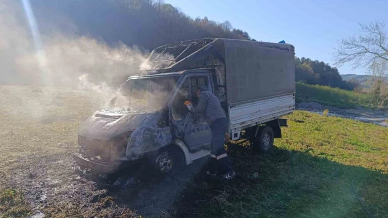 Motoru yanmaya başlayan kamyonetten canını zor kurtardı