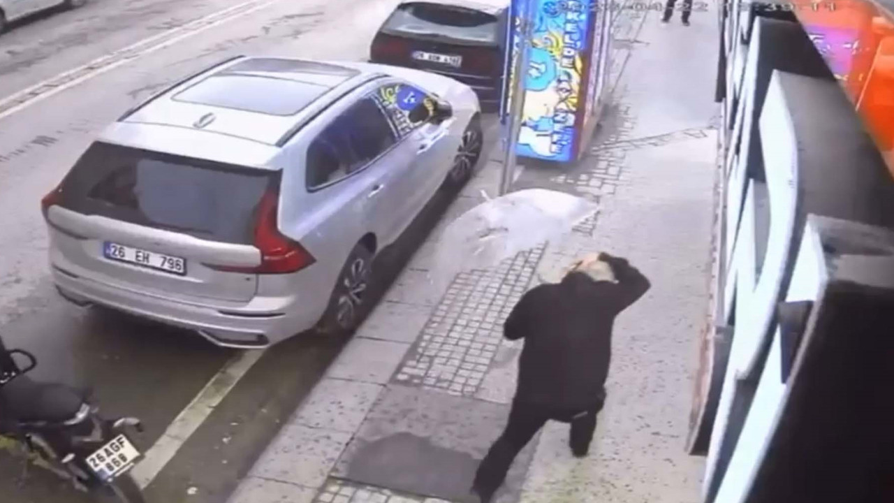 Şemsiye bile koruyamadı: Gökten cam parçaları yağdı