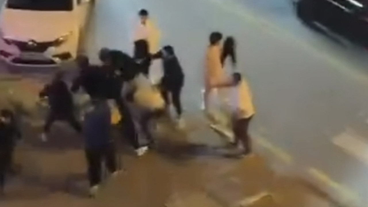 Sokak ortasında acımasız kavga: Tekmeler yumruklar havada uçuştu