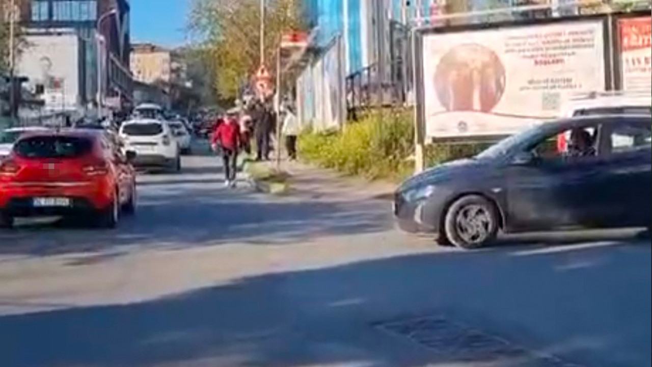 Sokak ortasında dehşet: Sürücüyü darbedip motosiklete el koydular