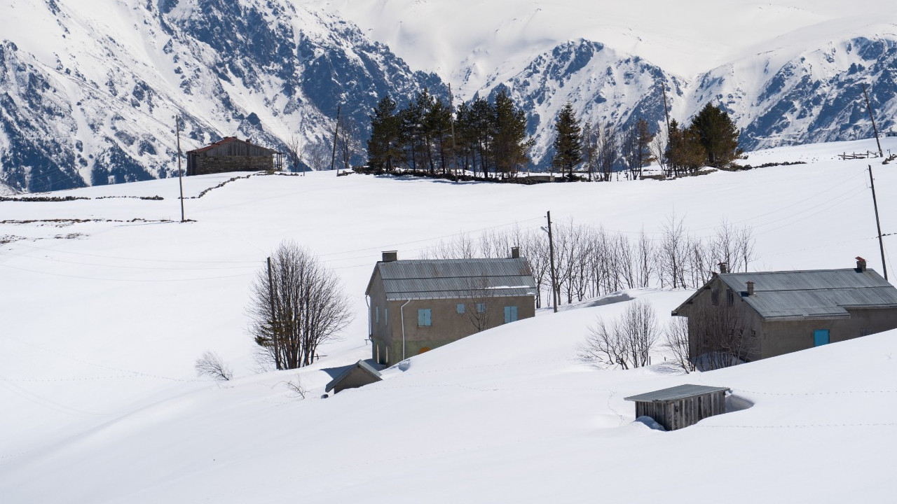 Trabzon'da karlar altında kalan yaylalar havadan böyle görüntülendi