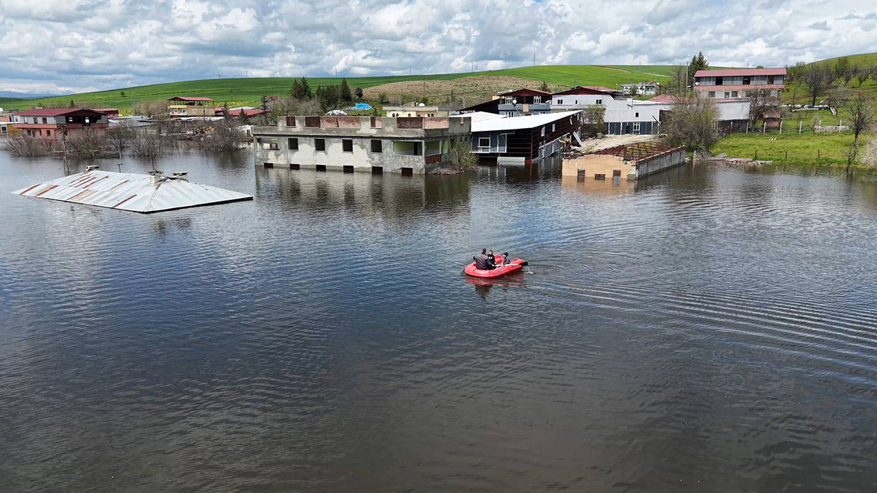 Baraj kapakları açıldı, boşaltılan 10 ev su altında kaldı