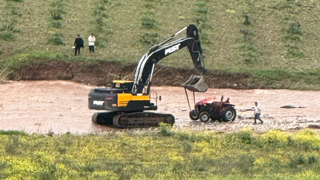 Debisi yükseldi çayda traktörüyle mahsur kaldı