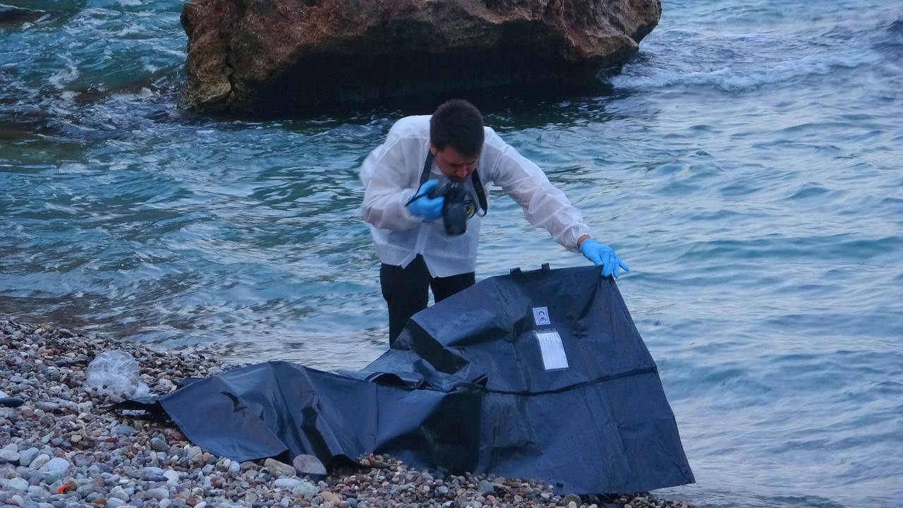 Denize kot ve atletle giren genç boğularak hayatını kaybetti