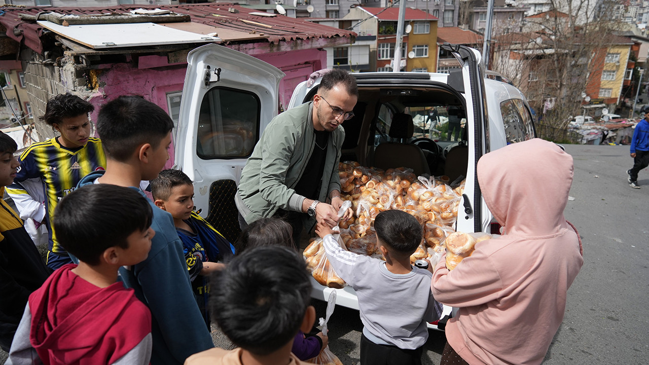 Eşiyle birlikte yaptığı poğaçalarla insanlara umut dağıtıyor