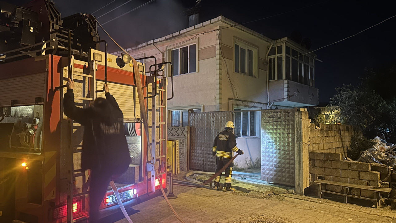 Gece yarısı korkutan yangın: Evde uyuyan kişiyi itfaiye kurtardı