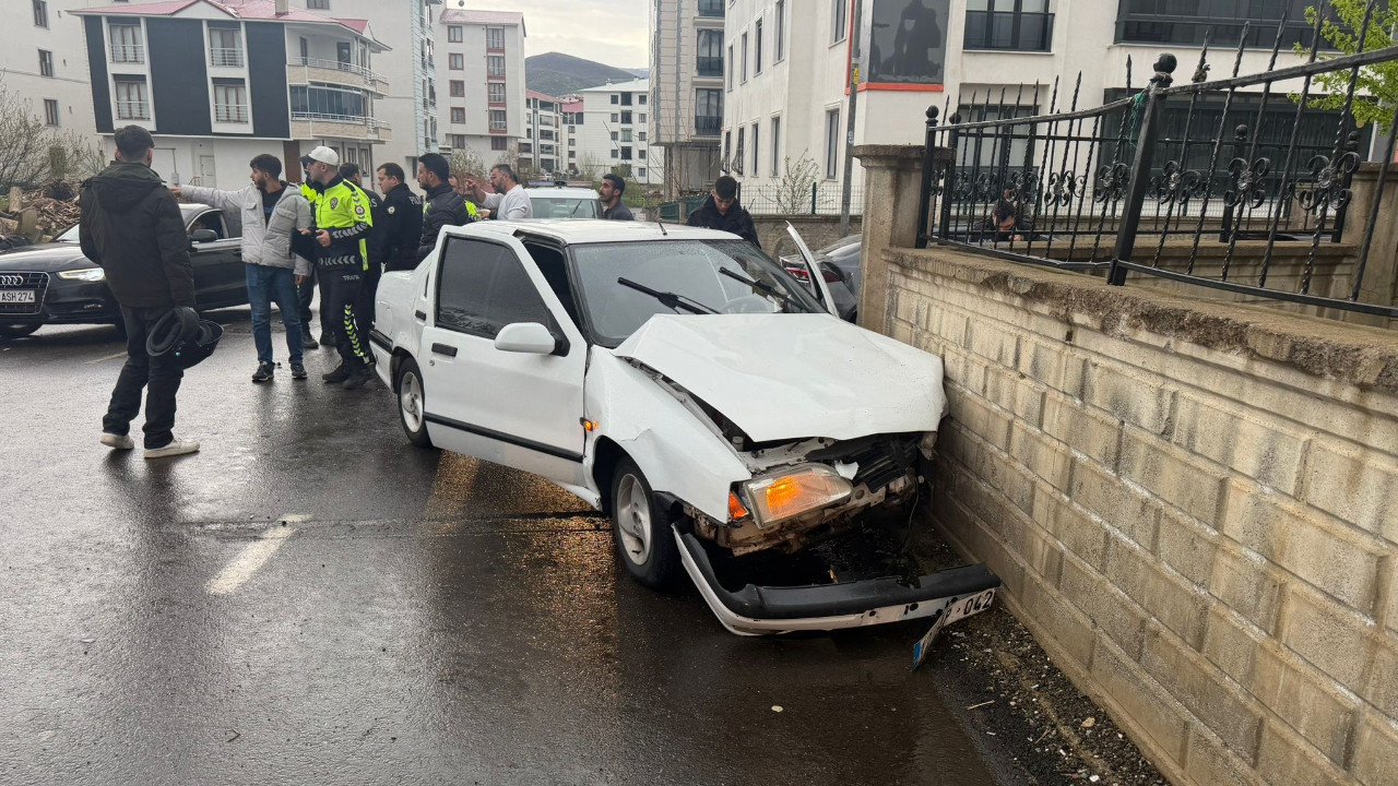 İki aracın çarpıştığı kazada 2 kişi yaralandı