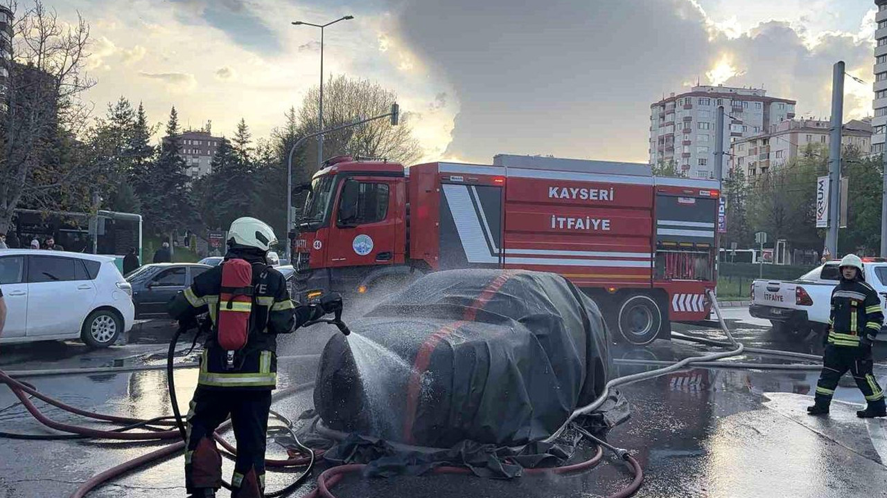 Işıklarda bekleyen elektrikli araç bomba gibi patladı: Müdahale tam 1 saat sürdü