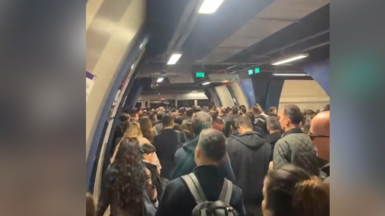 İstanbul'da metro yoğunluğu: Tünele su doldu