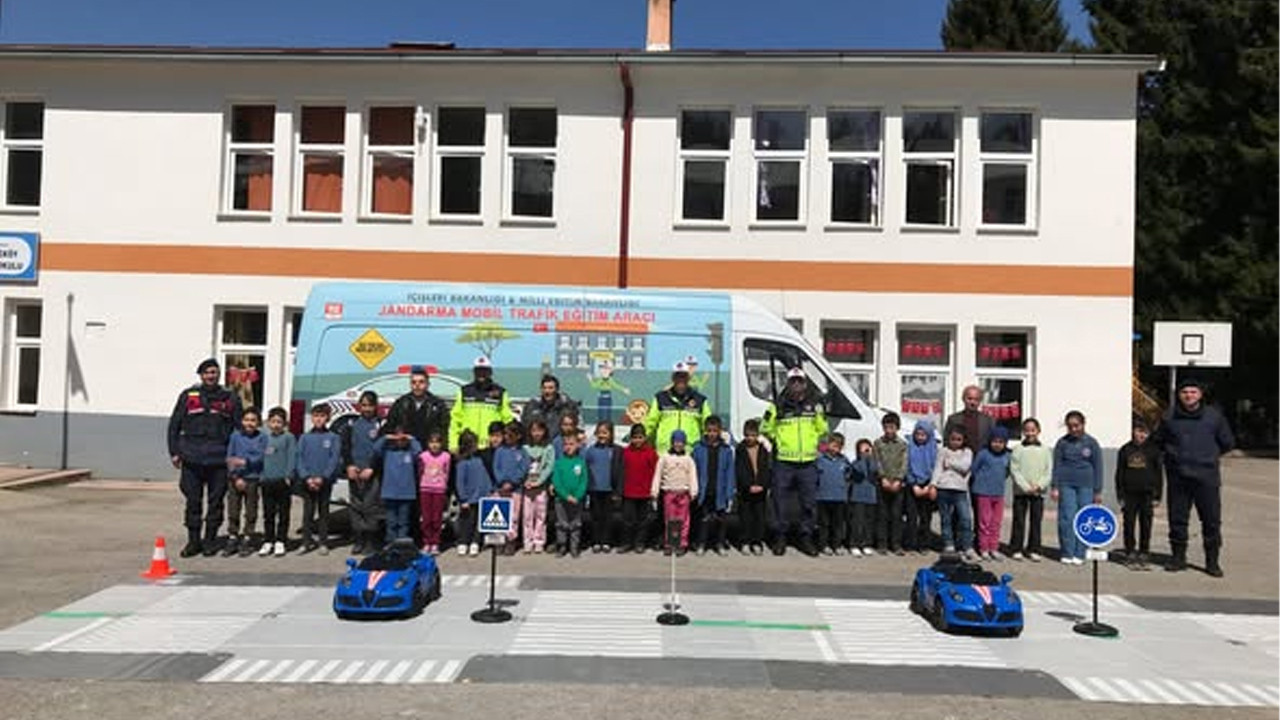 Şalpazarı taşrada bulunan öğrencilere jandarma trafik kuralları uygulamalı olarak anlatıyor