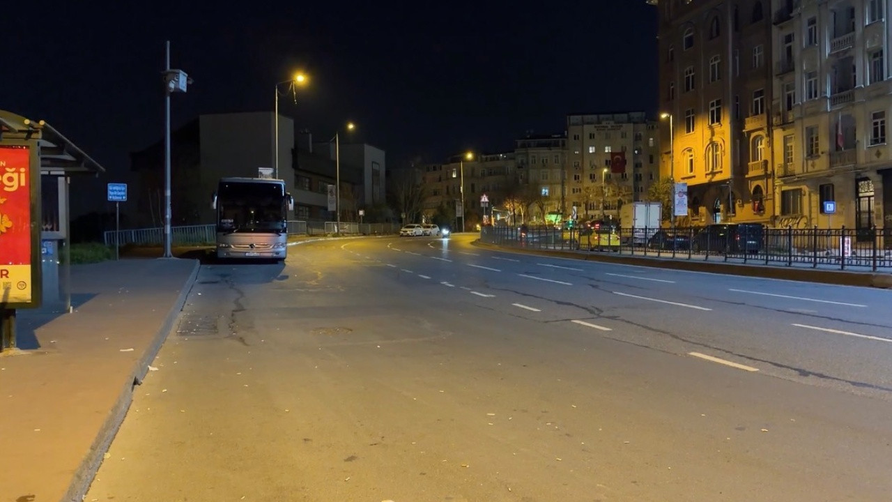 Şişhane'de dehşet anları: Otomobilin çarptığı motosiklet durağa daldı: 1 ölü, 3 yaralı