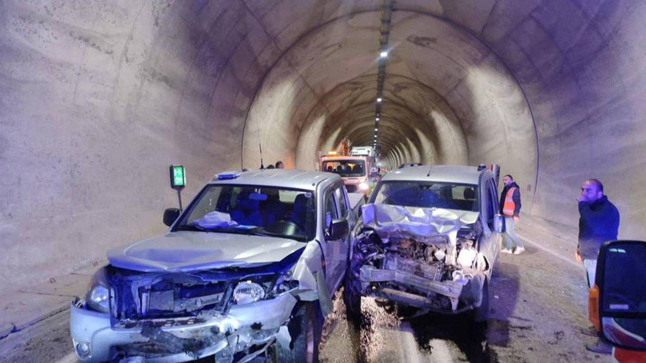 Artvin'de tünel içinde şerit ihlali felaketi getirdi: 7 kişi hastaneye kaldırıldı