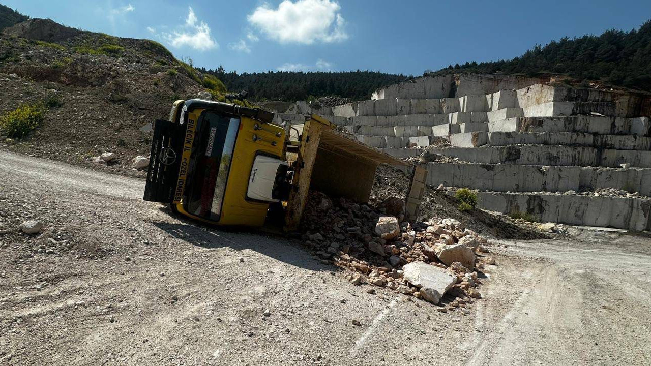 Bilecik’te taş yüklü kamyon devrildi, 2 kişi yaralandı