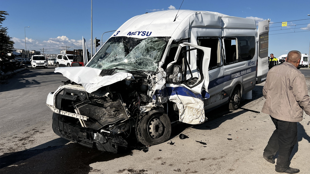 Kayseri'de işçi servisi ve kamyon çarpıştı: Çok sayıda yaralı var