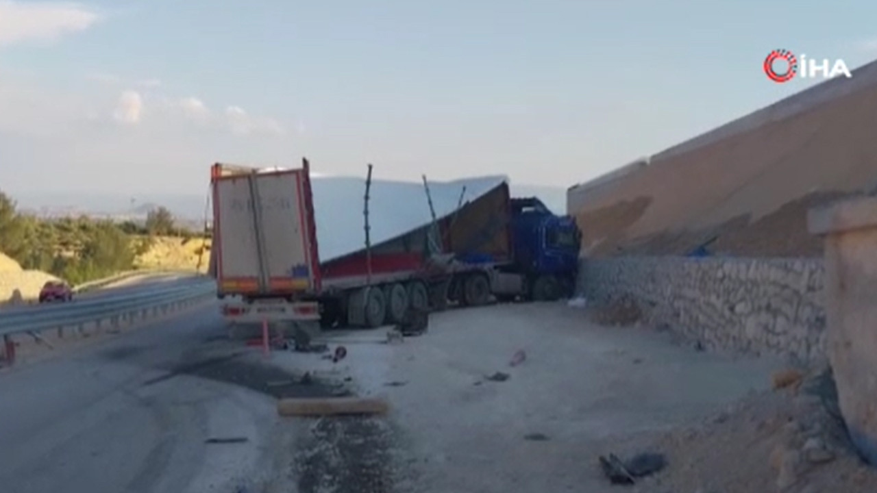 Mersin'de dehşet anları... Tırdan savrulan mermerler minibüsü kağıt gibi ezdi: 1 ölü, 3 yaralı