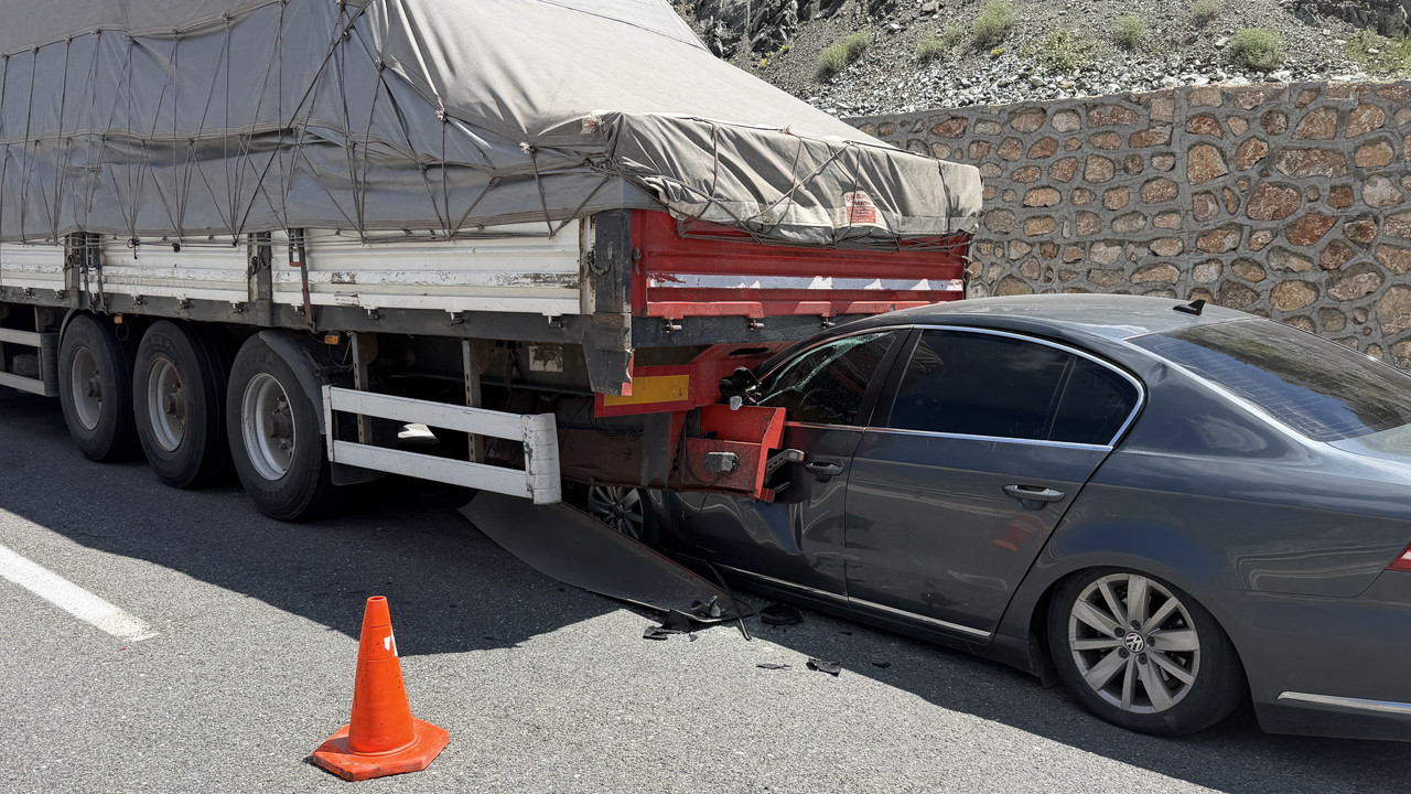 Otomobil TIR’a ok gibi saplandı