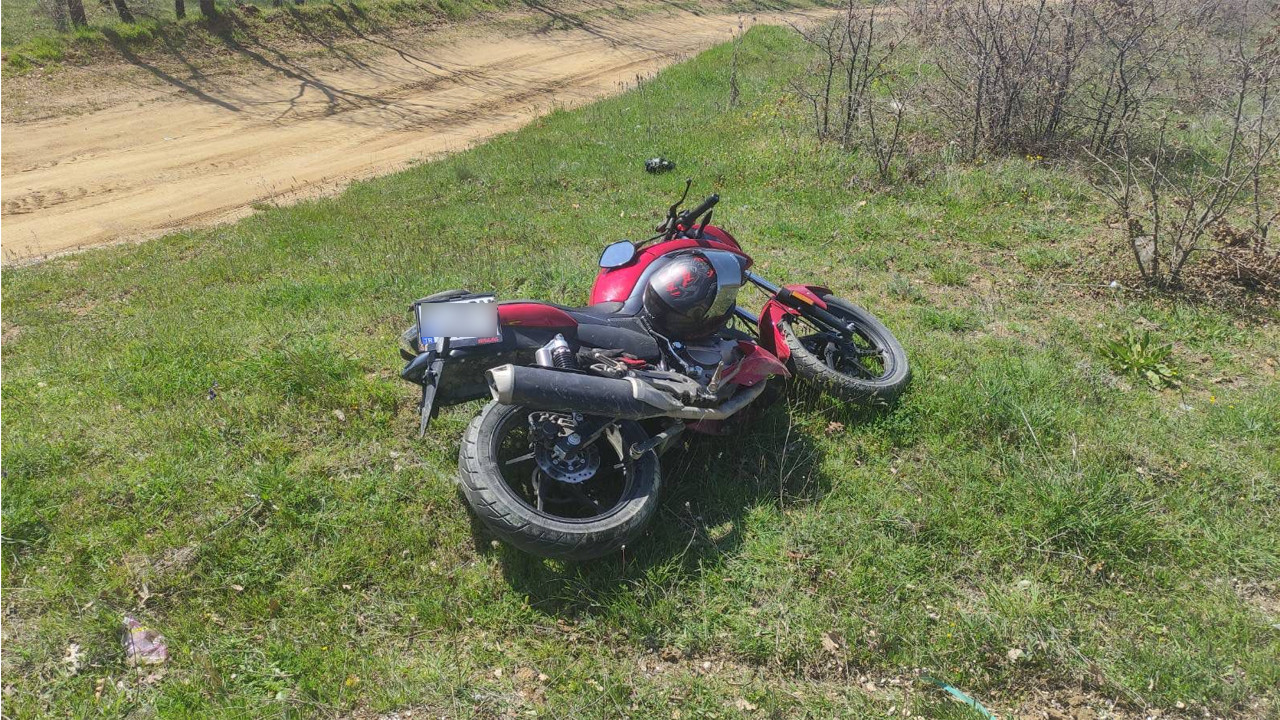 Trafik tabelasına çarpan motosiklet sürücüsü yaralandı