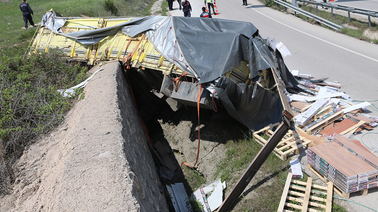 Amasya'da feci kaza: Kamyon devrildi, sürücüsü can verdi