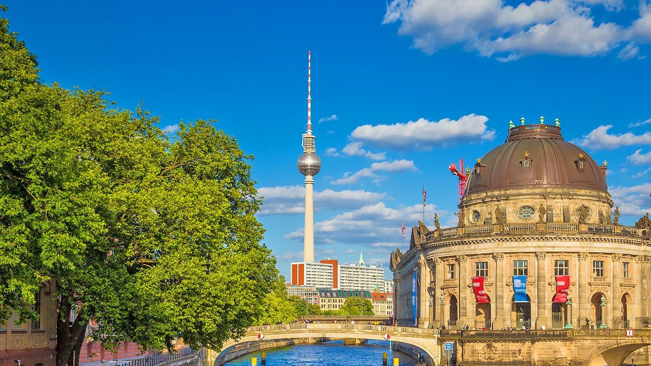 Berlin’de Brandenburg Kapısı yakınlarında unutulan çanta polisi alarma geçirdi