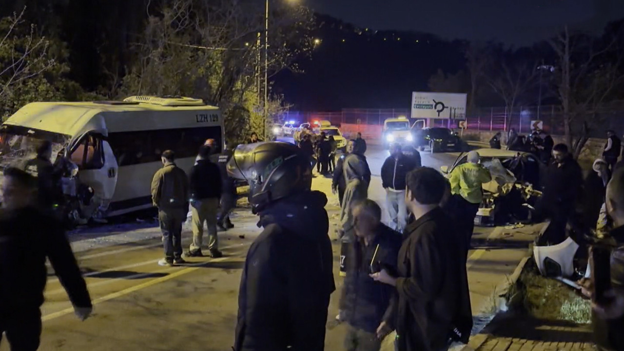 Beykaz'da feci kaza: Servis minibüs ve otomobil çarpıştı: 11 yaralı