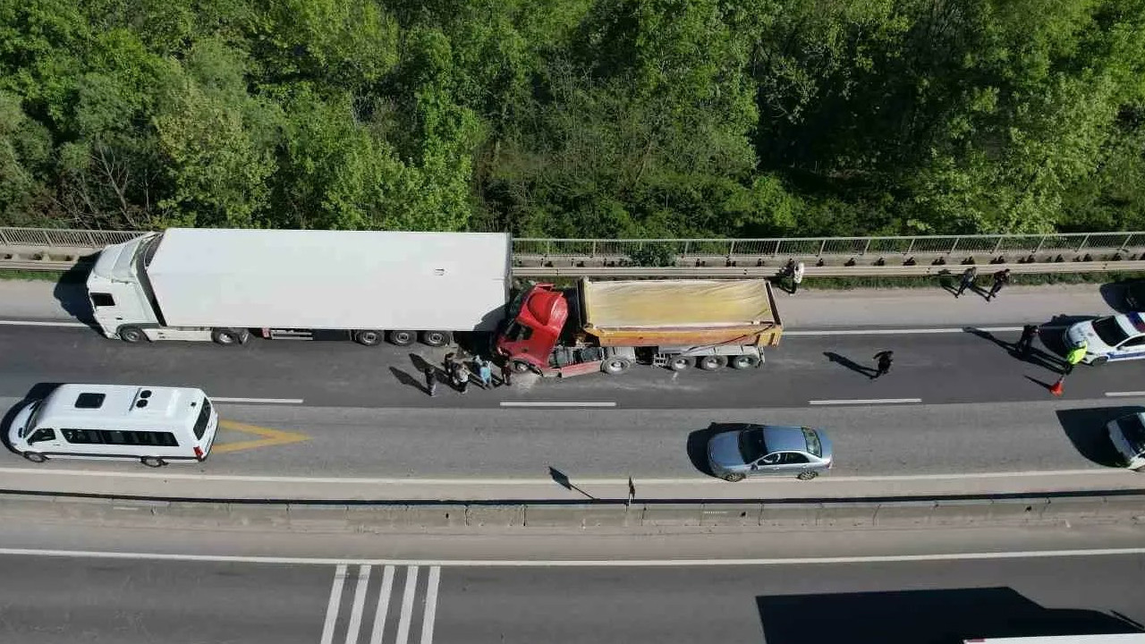 D-650 karayolunda korku dolu anlar: İki dev araç çarpıştı, trafik felç oldu