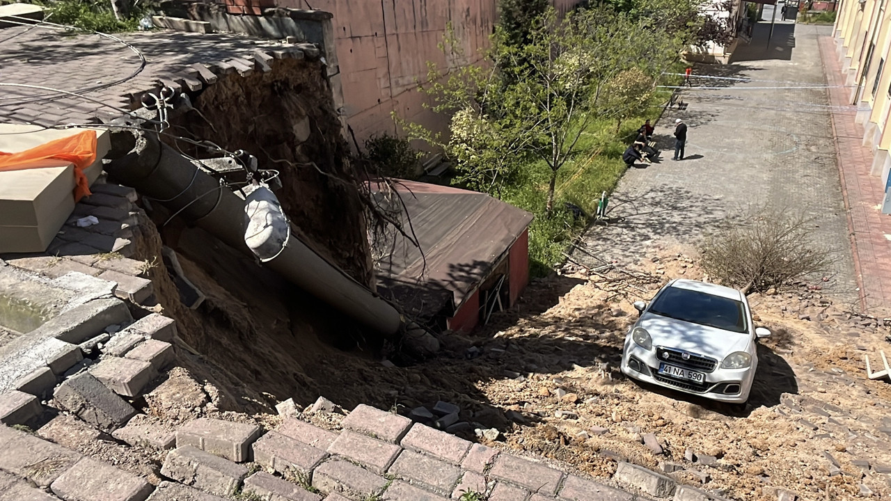 Duvar kağıt gibi dağıldı: Otomobil okul bahçesine uçtu