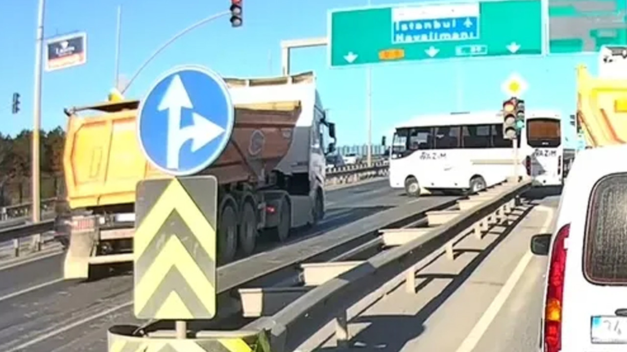 Hafriyat kamyonu kırmızı ışık dinlemedi: Servis aracı sürücüsü ölümden döndü