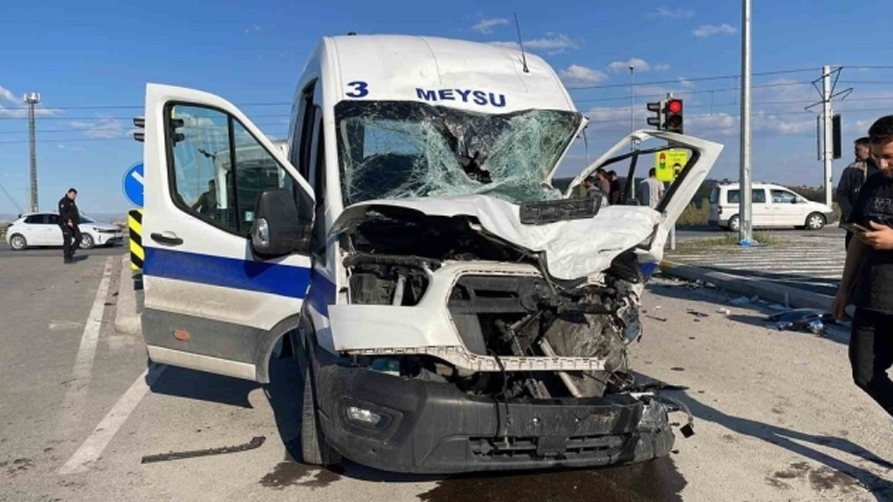 Kayseri’de işçi servisi ile kamyon çarpıştı: Ortalık savaş alanına döndü... Çok sayıda yaralı var