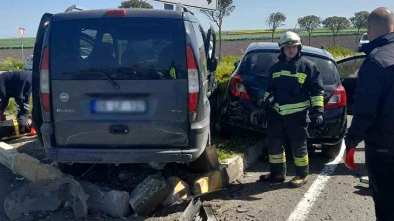 Muratlı'da kavşak karıştı: Savrulan araçlar tabelalara çarparak durabildi