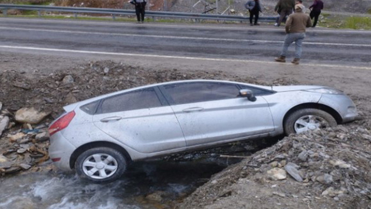 Otomobil kanala düştü: Yaralılar var