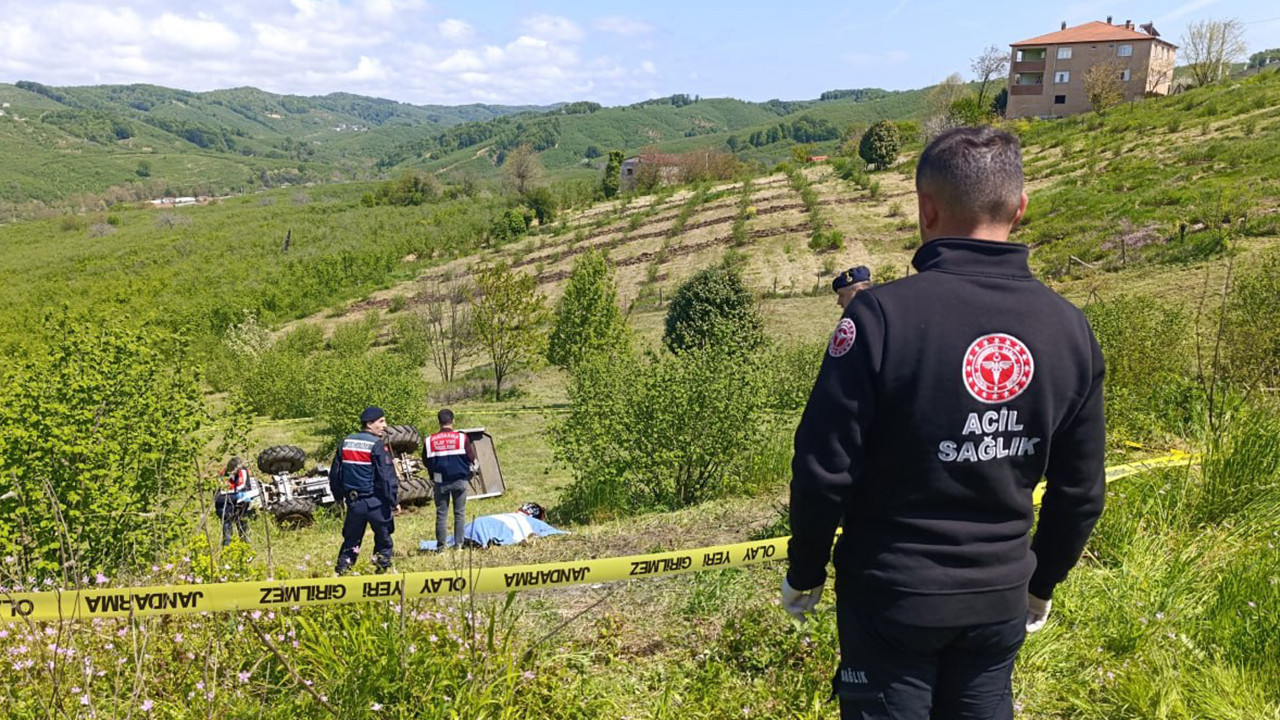 Emekli polis devrilen traktörün altında kaldı