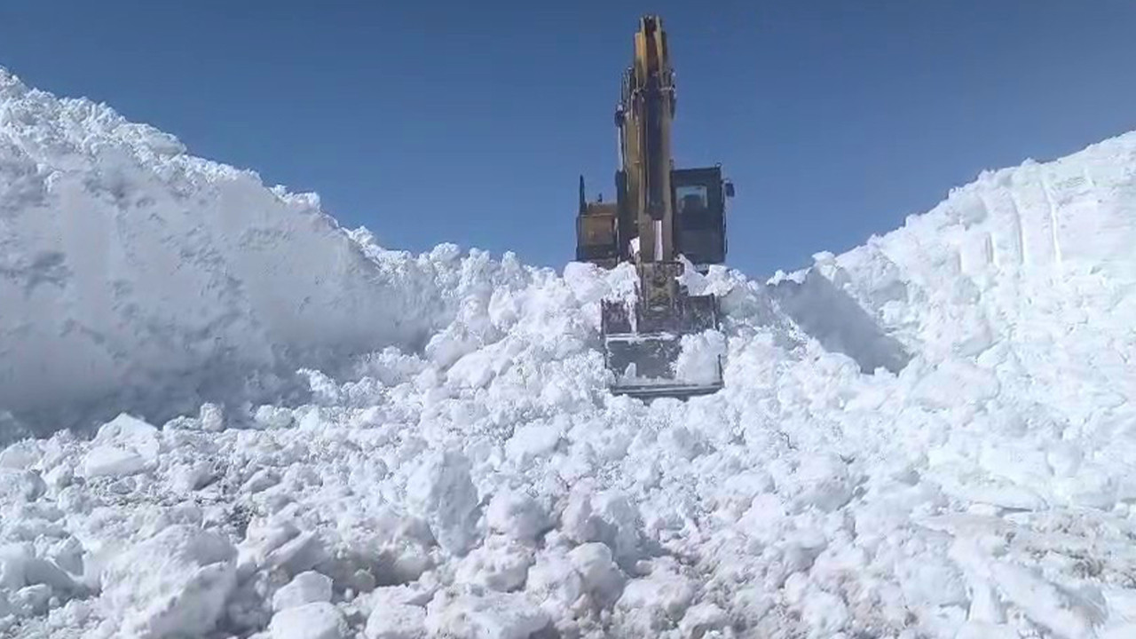 Erzurum'da bahar aylarında 2 bin 900 rakımda karla mücadele