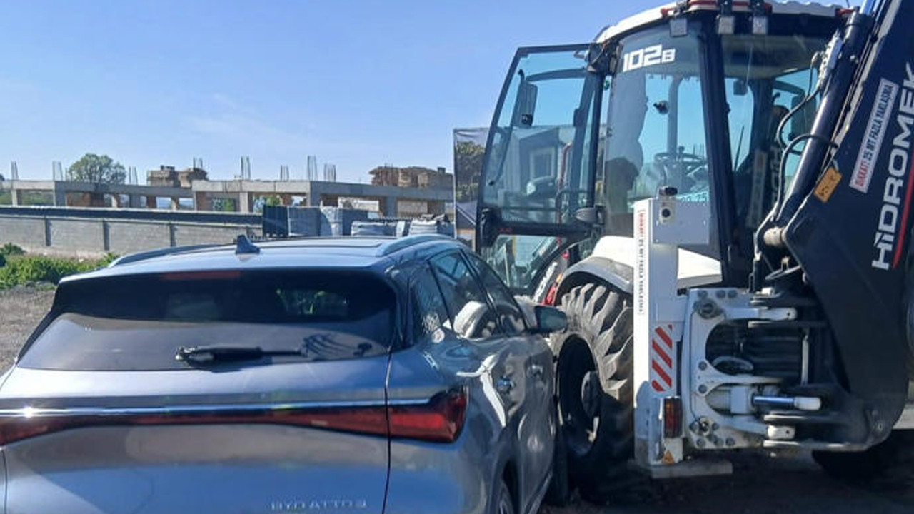 İnegöl’de otomobil iş makinesine çarptı: 20 yaşındaki sürücü yaralandı