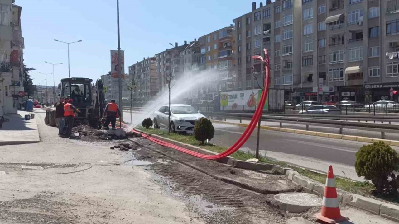 Kocaeli’de fiber çalışması kazayla bitti: Ana su borusu patladı, ulaşım felç oldu