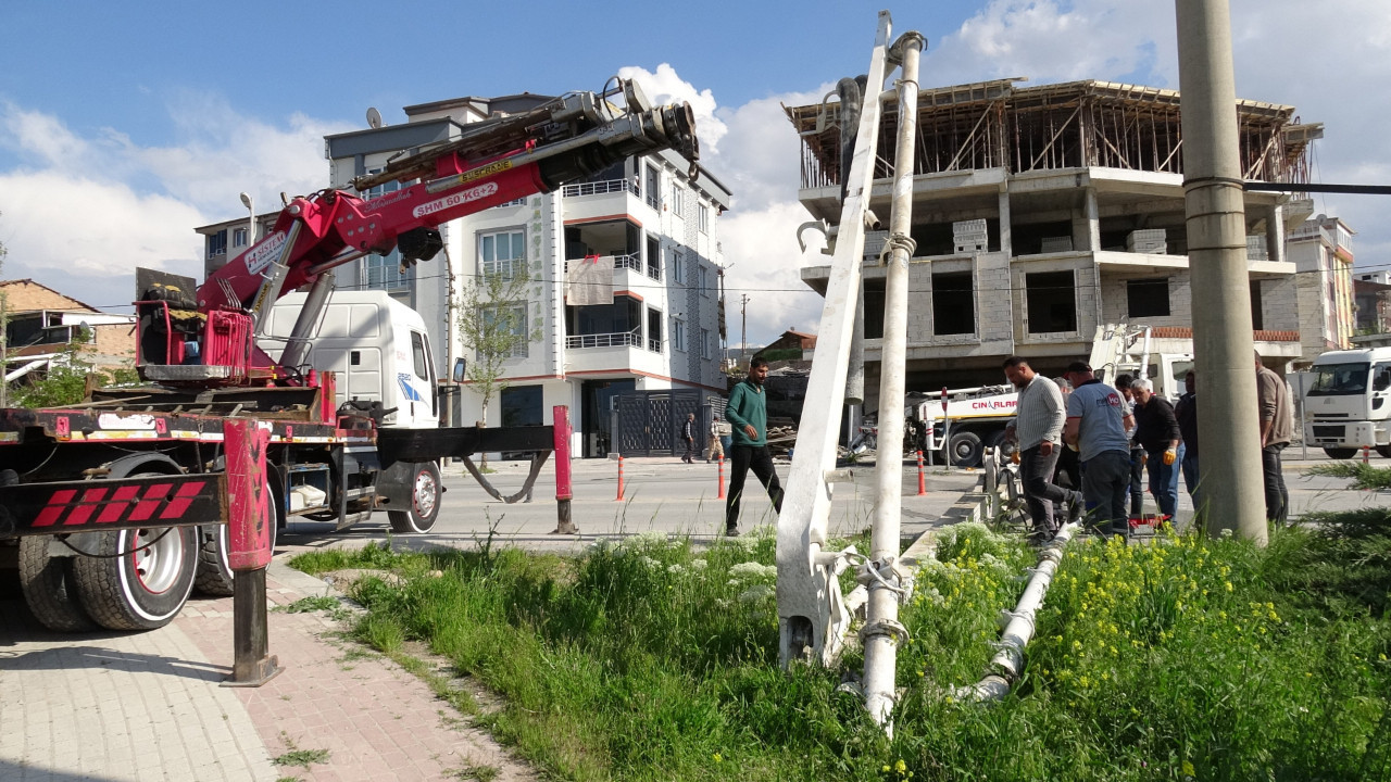 Malatya'da beton pompası devrildi: Faciadan dönüldü