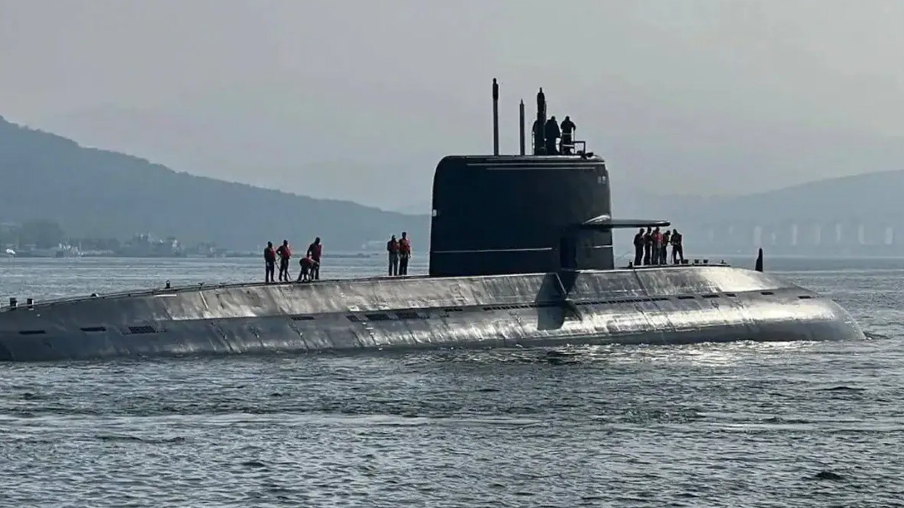 Pakistan ve Çin'den ortak denizaltı: Denize indi