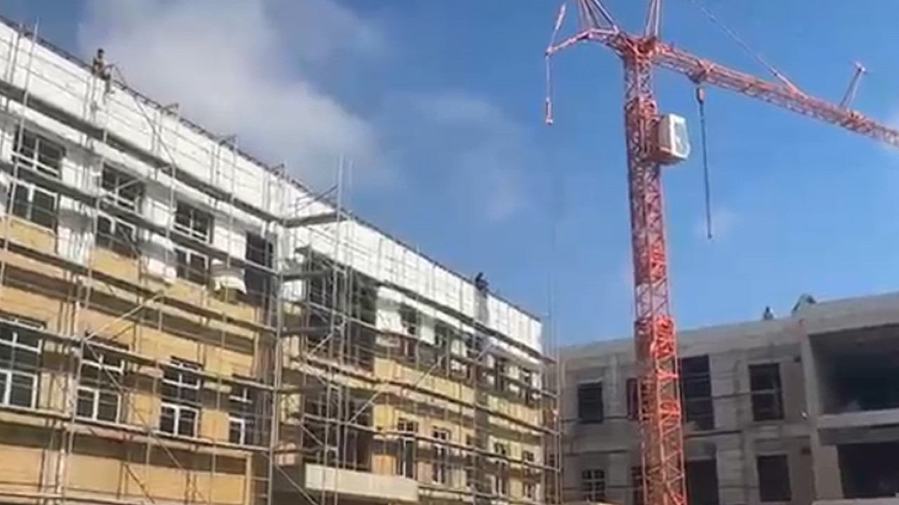 Rektörlük inşaatında can pazarı: İşçilerden kule vinçli ve çatılı eylem