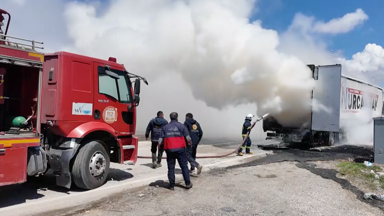 Seyir halindeki gübre yüklü TIR alevlere teslim oldu