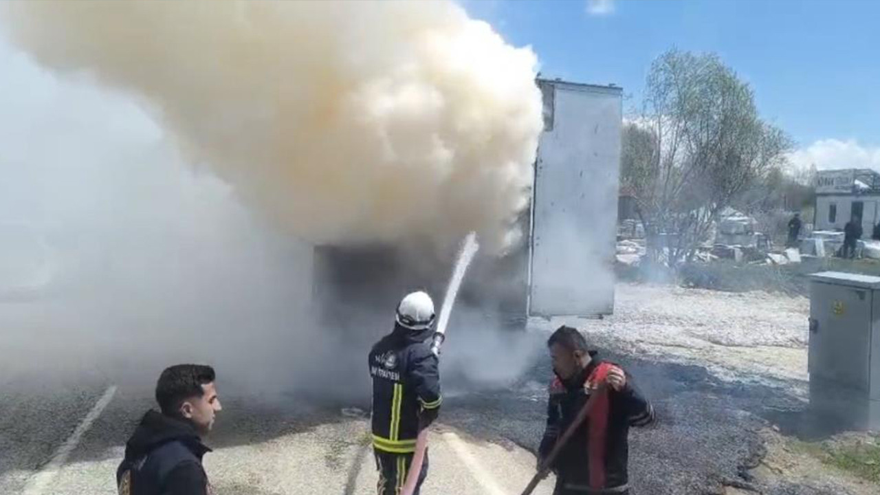 Seyir halindeki tır cayır cayır yandı