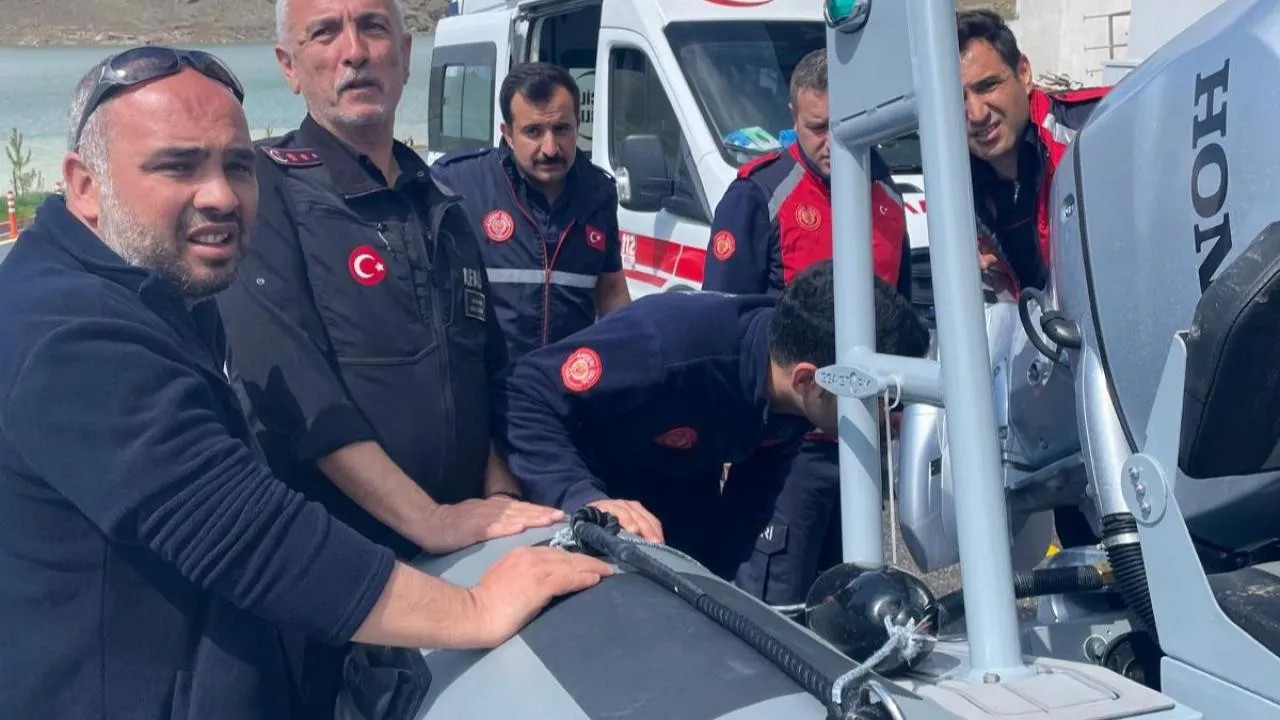 Sörf tahtaları alabora oldu, ıssız adacıkta mahsur kaldılar