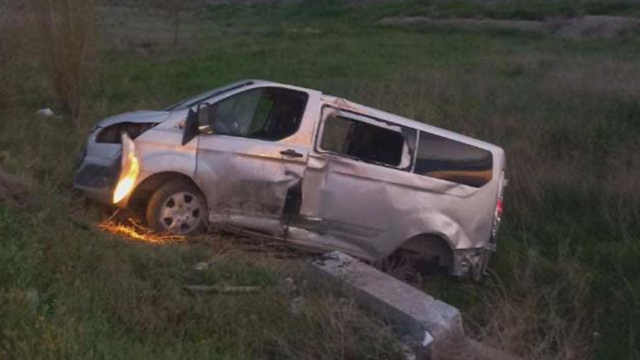 Afyonkarahisar’da minibüs ile otomobil çarpıştı: 6 yaralı