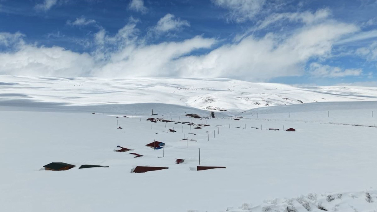 Baharı beklerken kış geri geldi: Evler karlar altına kaldı