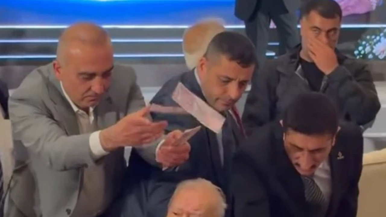 Berber Yaşar'ın kitap tanıtımında paralar havada uçuştu