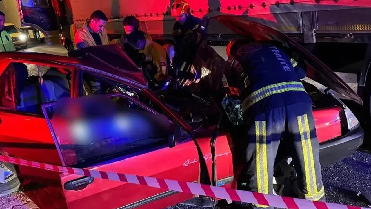 Ekipler seferber oldu ama yetmedi: Denizli’de tırın altına giren otomobilde korkunç son