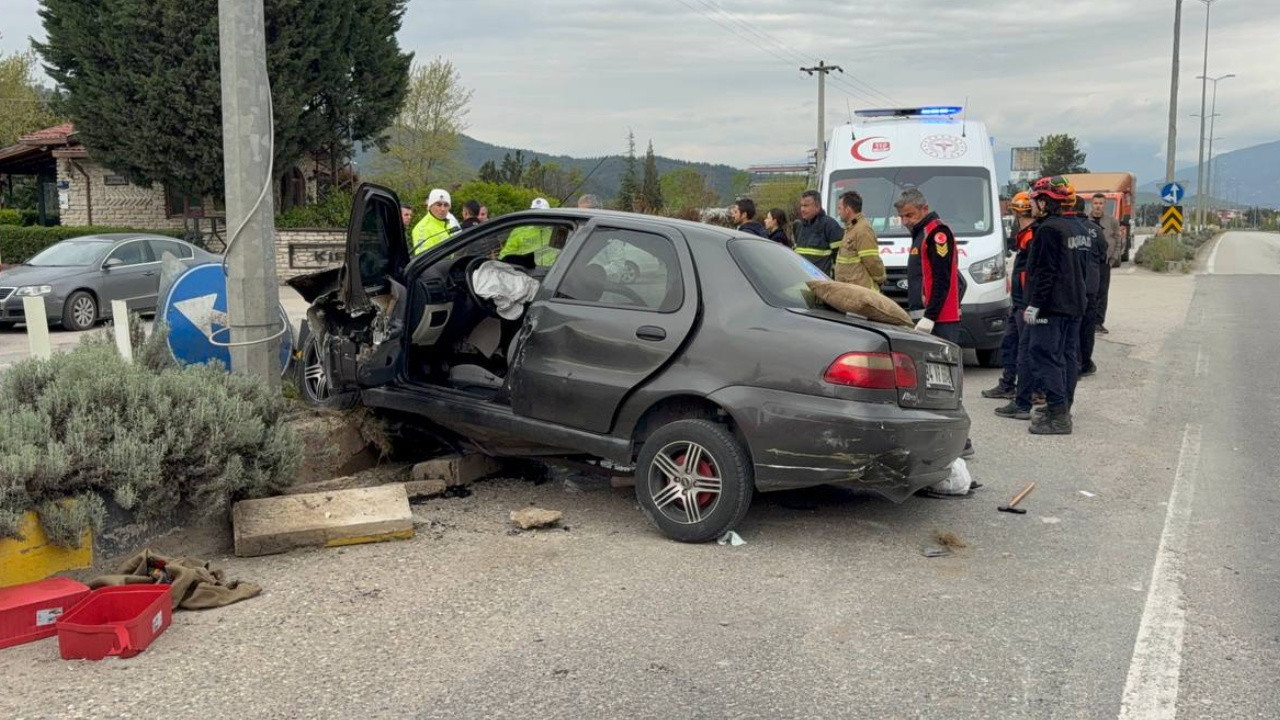 Karabük'te otomobil refüje çarptı: 1 ölü, 3 yaralı
