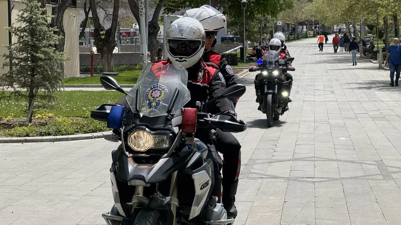 Konya'da boğazına erik kaçan sürücüyü yunus polisleri kurtardı