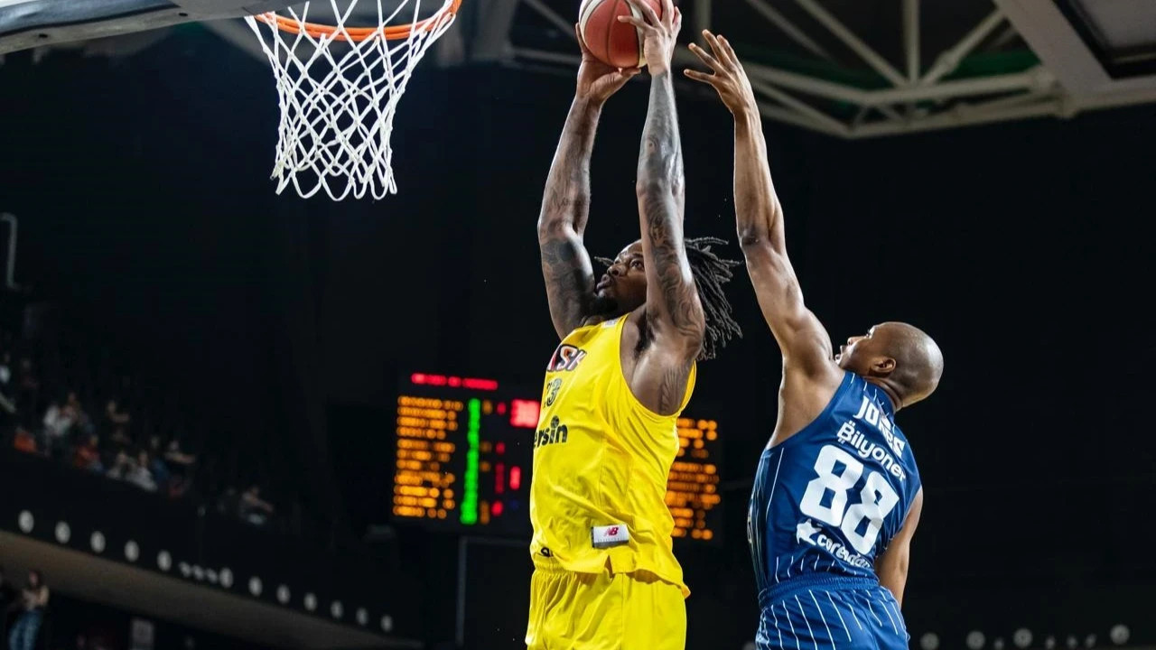 Anadolu Efes, Mersin Spor karşısında galip