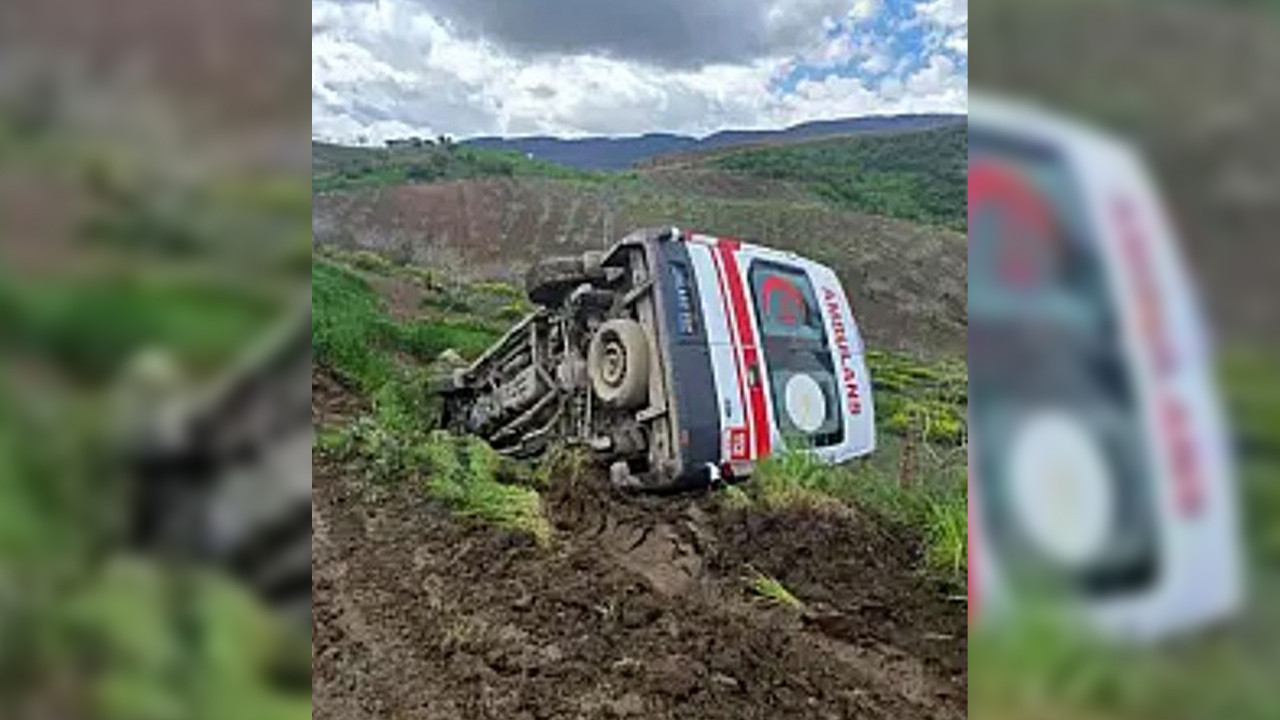 Hasta almaya gidiyordu: Ambulans şarampole devrildi